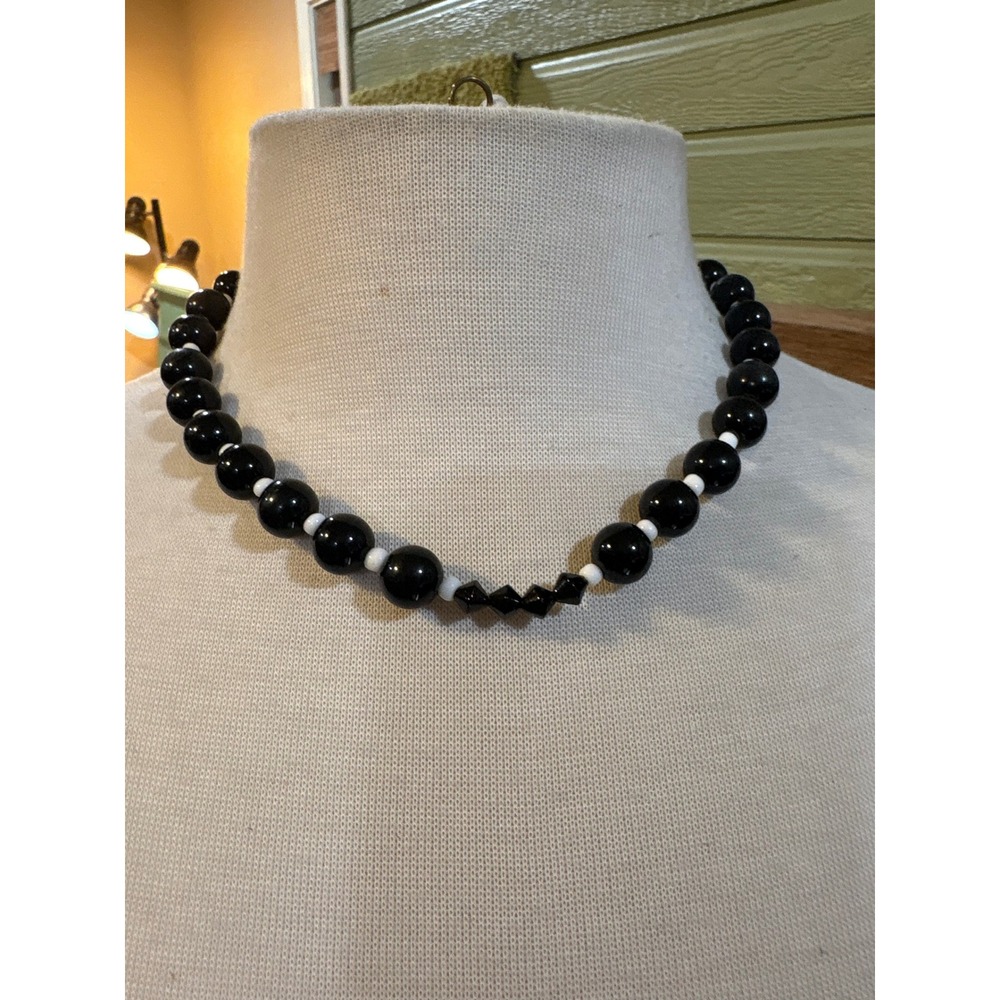 Vintage Black and White Beaded Choker Necklace Magnetic Clasp 17 Inch J937
